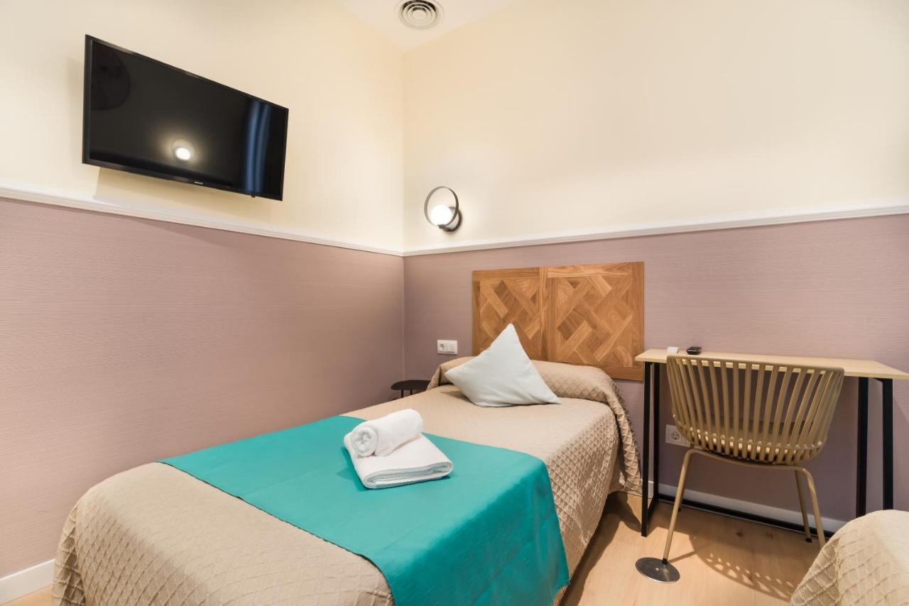 Hostal Evoke Madrid Bagian luar foto