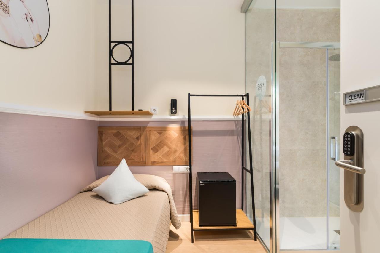 Hostal Evoke Madrid Bagian luar foto