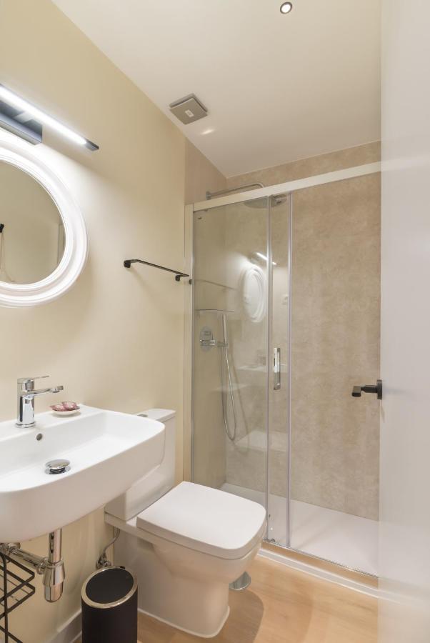 Hostal Evoke Madrid Bagian luar foto