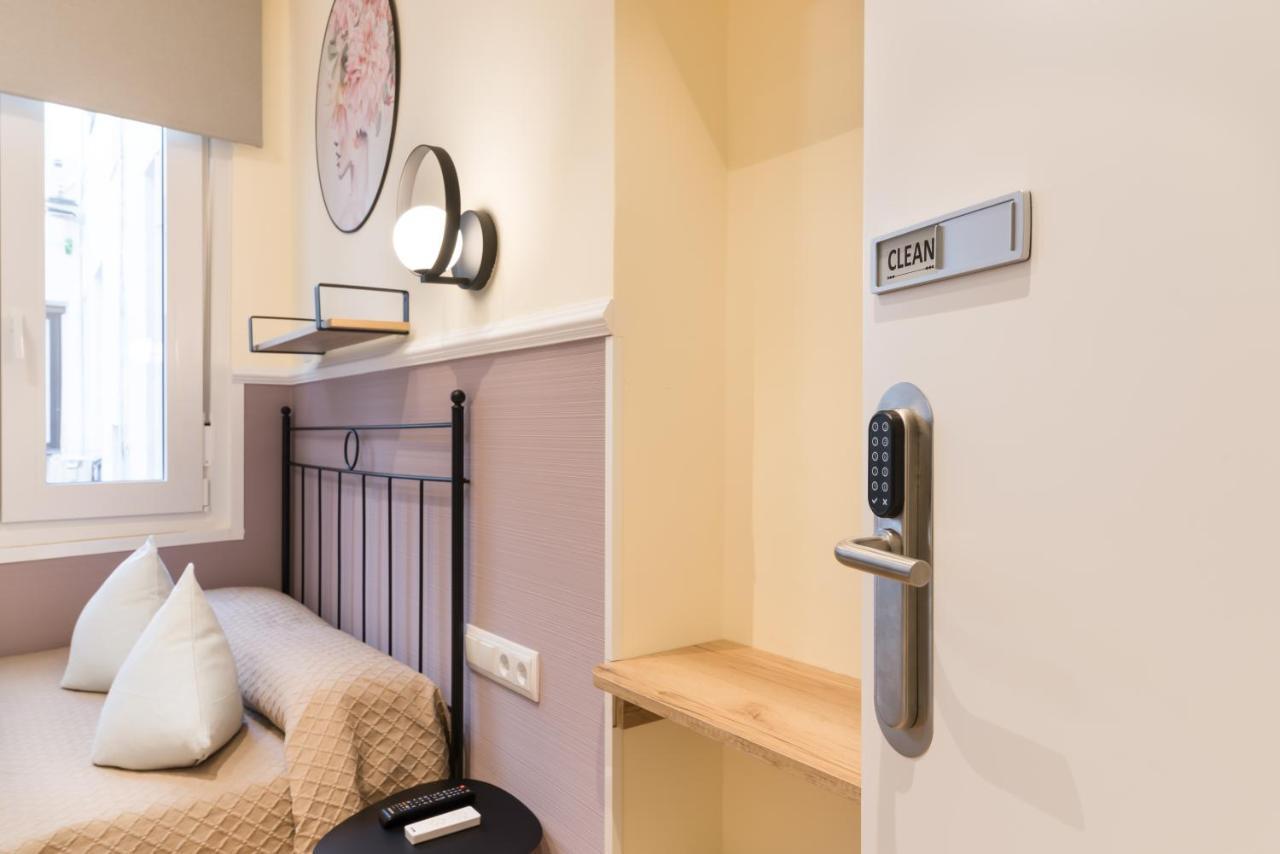Hostal Evoke Madrid Bagian luar foto